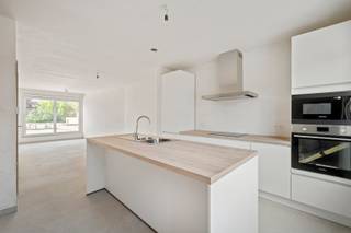 Dit duplex appartement met enorm veel natuurlijke lichtinval en ruime zuidgerichte terras biedt tal van andere troeven...ONTDEK HET APPARTEMENT VIA...