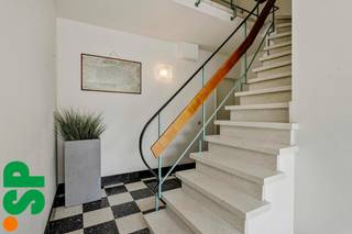 Trendy appartement met 2 slaapkamers gelegen aan het einde van een doodlopende straat.Indeling: inkomhal, zeer lichtrijke leefruimte met salon en...