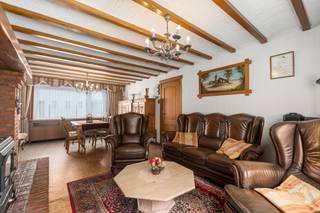 [[ DIT PAND NEEMT DEEL AAN DE ERA OPEN HUIZEN DAG OP 19/9 VAN 9:30 TOT 10:30 ]]<br /> 
<p>Deze karaktervolle gezinswoning ligt in een rustige, landelijke omgeving in Peer, met wandelroutes vlakbij. Ook scholen, winkels en horecazaken zijn vlot bereikbaar. Dankzij de goede verbindingen ben je bovendien snel in omliggende gemeenten zoals Houthalen, Meeuwen en Bree.</p>

<p><br />De open bebouwing dateert van 1955 en staat op een mooi perceel van 809 m². De woning beschikt over 4 slaapkamers, waarvan één op het gelijkvloers. De ruime en lichtrijke woonkamer sluit aan op een veranda met zicht op de tuin. Verder is er een ruime keuken met aansluitende wasruimte, een grote inkomhal en een gedeeltelijk onderkelderde ruimte die ideaal is als extra opslag. Achteraan bevindt zich een ruime werkschuur, ideaal voor wie graag buiten bezig is. De woning is te moderniseren, maar vormt een goede basis om er helemaal je eigen thuis van te maken.</p>

<p><br /><strong>Enkele troeven:</strong></p>

<p>• 4 slaapkamers, waarvan 1 op het gelijkvloers<br />• Ruim perceel van 809 m² met onderhoudsvriendelijke tuin<br />• Zeer lichtrijke woonkamer en veranda met zicht op de tuin<br />• Ruime werkschuur achteraan, ideaal voor hobby's of buitenwerk<br /><strong>• EPC-label D, waardoor er geen renovatieverplichting is</strong><br /><br />Benieuwd naar de mogelijkheden van deze ruime gezinswoning? Plan dan zeker een bezoek en ontdek zelf de ruimte, de ligging en het potentieel van deze woning in Peer via impact@era.be of 089 46 48 63. Khaz helpt je graag verder!</p>