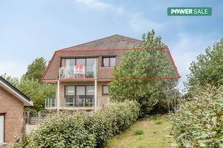 Bent u op zoek naar de perfecte combinatie van rust en de nabijheid van de zee? Dit appartement (116m²) op de tweede verdieping van residentie Mosduin, gelegen in de Golflaan te Oostduinkerke biedt precies dat. Gelegen op wandelafstand van zowel het strand (800m) als de lokale winkels, geniet u hier van een uitstekende ligging.<br /><br />Dit appartement wordt aangeboden via onze Power-Sale formule. De vermelde prijs is een instelprijs. <br /><br />Op zoek naar interessante immo te Oostduinkerke? Lees dan zeker verder!<br /><br />INDELING <br />- inkomhal met vestiairekasten<br />- apart toilet <br />- badkamer met ligbad<br />- lichtrijke leefruimte met zonnige terrassen en mooi zicht op de omgeving<br />- geïnstalleerde keuken<br />- berging met aansluiting wasmachine<br />- 2 slaapkamers, waarvan één met eigen douchekamer<br />- ingerichte zolderruimte, kan dienst doen als ruime 3de slaapkamer, bereikbaar via vlizotrap<br /><br />In de kelder beschikt men over een ruime berging én de mogelijkheid een grote garage aan te kopen. <br /><br />TROEVEN <br />+ Rustige ligging, doch op wandelafstand van het commerciële centrum van Oostduinkerke-Bad en het strand. <br />+ Conforme elektrische installatie.<br />+ Zonnige terrassen met mooi zicht op de omgeving.<br />+ Mogelijkheid tot aankoop van een ruime garage.<br />+ Eveneens geschikt als investering: kandidaat-huurder reeds aanwezig. <br /><br />Een ideale opportuniteit voor wie op zoek is naar een ruim tweede verblijf of een vaste stek aan de kust!<br /><br />Interesse in dit appartement te koop in Oostduinkerke? Neem dan zeker contact op met de dossierverantwoordelijke Sarah Velle via 0470 10 52 78 of sarah.velle@dewaele.com.<br /><br /><br /><br />Bestuursmaatregelen in het maatregelenregister: nee
