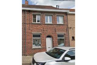 Centraal gelegen kleine rijwoning.<br /><br />Ideale woning als instapwoning of als kleine vastgoedbelegging.<br /><br />Vrij bij akte.<br /><br />Indeling:<br /><br />Kelder<br />Gelijkvloers: woonkamer (ca24m²) + gang naar tuinzone met kitchenette<br />Voute: badkamer<br />Verdieping: 4 kamers (vrije hoogte deel van de kamers + nachthall/overloop 2,17m à 2,19m)<br />Zolder<br /><br />Deze eigendom wordt verkocht onder het systeem van Covast en dit aan de hand van een biedingssysteen. Een bod kan geplaatst worden onder een eenzijdige aankoopbelofte tot 28506/2026 om 15 uur.<br /><br />Meer inlichtingen hieromtrent zijn te verkrijgen via Angélique 0484/74.25.68 of Angelique.casteleyn@albert.immo