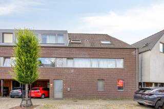 Dit ruime en instapklare 1-slaapkamerappartement is gelegen aan de Fabriekstraat 1 in Geel. Dankzij de centrale ligging bevinden tal van winkels, horecazaken, openbaar vervoer en het centrum van Geel zich op korte afstand. Ook de omliggende gemeenten zijn vlot bereikbaar.<br /><br />Beschrijving:<br />Via de inkomhal betreden we het appartement en komen we terecht in de ruime en lichtrijke leefruimte. Aansluitend bevindt zich de open keuken, die praktisch werd ingericht en mooi aansluit bij het leefgedeelte. Vanuit deze ruimtes is het grote terras bereikbaar waar men geniet van een rustige omgeving.<br /><br />Verder beschikt het appartement over een ruime slaapkamer en een badkamer met wastafel, douche en toilet. Hier bevindt zich tevens de aansluiting voor een wasmachine. De praktische bergruimte biedt bijkomende opbergmogelijkheden en maakt het wooncomfort compleet.<br /><br />Bijkomend dient een carport naast het appartement aangekocht te worden voor een meerprijs van € 16.000.<br /><br />Extra:<br />- Conforme elektriciteit en gunstig EPC: C-label<br />- Ideaal als startersappartement of investering<br />- Gemeenschappelijke fietsenberging<br />- Vlotte bereikbaarheid met veel parkeermogelijkheden in de straat.<br /><br />Voor meer informatie of een bezoek, neem contact met ons op via info@vastengoed.be of bel naar 014/72 73 74.<br /><br />Wenst u een gratis schatting van uw eigendom? Neem contact met ons op via 014/72 73 74.