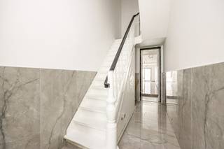 Instapklare woning met groot magazijn!In de centraal gelegen en rustige Commandant Weynsstraat in Hoboken vind je deze goed gerenoveerde en...