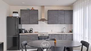 Welkom in deze aangename en gegeerde wijk! Deze buurt ademt een rustige, residentiële sfeer uit en heeft toch alle stedelijke gemakken zoals winkels en restaurants binnen handbereik. Ook qua bereikbaarheid zit het goed voor zowel auto (singel en snelwegen) als openbaar vervoer (trein en tram). Zin om even in tussen het groen te vertoeven? Het Stadspark ligt op wandelafstand.<br /><br />Het appartement zelf werd gebouwd in 2024 en voldoet volledig aan de hedendaagse normen op vlak van comfort en energiezuinigheid, met een uitstekend energielabel A! Doordat het appartement op een hoek ligt gericht naar het zuiden stroomt het zonlicht rijkelijk binnen. In de technische ruimte is er een aansluiting voor je wasmachine en droogkast. De slaapkamer is ruim en biedt naast een bed nog plaats voor een kast en een bureau. Een tweede, apart toilet zorgt voor extra comfort.<br /><br />Ten slotte is er ook nog de mogelijkheid om een autostaanplaats te huren aan 120 euro/maand!<br /><br />Zie jij jezelf hier al wonen? Kom het snel ontdekken!<br /><br /><strong>Extra info</strong><br />Gem. kosten: ongeveer 135 euro/maand (incl. verwarming, onderhoud lift, blokpolis, syndicus, enz.).<br />Aparte meter voor elektriciteit en water.<br />Beschikbaar: vanaf 1 april.<br />Gemeenschappelijke fietsenberging.<br /><br /><strong>Voorwaarden</strong><br />Max. aantal personen: 2.<br />Huurwaarborg: 3 maanden.<br />Kost plaatsbeschrijving: ongeveer 230 euro (intrede en uittrede).