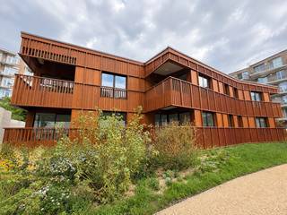 Nieuwbouwappartement gelegen in 'Van Eyck Park' in residentie 'Pavillion', project getekend door Polo Platform. Het appartement is gelegen op de gelijkvloerse verdieping en geniet van veel lichtinval door de grote raampartijen en hoekligging en is voorzien van een groot terras. Residentie 'Pavillion is gelegen in de collectieve binnentuin waardoor het van een uitermate rustige ligging geniet temidden van het groen. De eigenaars van een appartement in de residentie kunnen tevens gebruik maken van een groot dakterras. Verkoop onder 21% BTW.<br /><br /><u>Indeling van het appartement:</u><br />Hal: +/- 11 m² ingebouwde spots, videofoon.<br />Afzonderlijke toilet met handenwasser: +/- 1,5 m²<br />Living met open keuken (nog te plaatsen door koper): +/- 50 m² <br />Terras op tegels: +/- 11 m²<br />Slaapkamer: +/- 24 m² ingebouwde spots. (Het oorspronkelijke plan voorziet twee slaapkamers.)<br />Badkamer: +/- 7,5 m² lavabo en lavabomeubel, hangtoilet, handdoekdroger, inloop regendouche, ingebouwde spots.<br />Berging: +/- 3,5 m² aansluiting wasmachine en warmtepomp.<br /><br />Appartement is voorzien van een epoxyvloer.<br /><br />Prijs berging: € 6.000 (excl 21% BTW)<br />Prijs autostaanplaats: € 40.000 (excl. 21% BTW).<br /><br />