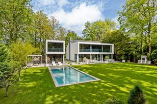 <p>Welkom in deze uitzonderlijke kubuswoning aan de Groene Wandeling 4 in 2970 Schilde een unieke combinatie van architectuur, luxe afwerking, energiezuinigheid en moderne technologie. Deze volledig gerenoveerde woning (2019) werd in 2020 in gebruik genomen en biedt een ongezien wooncomfort op een toplocatie.<br />Van bij het betreden van de woning valt meteen de hoogwaardige afwerking op. De woning combineert warme, authentieke materialen zoals origineel hout en mortex met strakke moderne elementen, microcementvloeren en aluminium afwerkingen. <br />De leefruimte en keuken werden ontworpen met oog voor detail en comfort. De luxueuze keuken beschikt onder andere over een stoomoven, een verborgen televisie en een design koelkast die automatisch opent met een eenvoudige drukbeweging. De stijlvolle bijbouw met zwarte PVC-afwerking beschikt over roofing, 19 cm muurisolatie en extra aansluitingen, met mogelijkheid tot het installeren van een bijkomende keuken op de bovenverdieping ideaal als gastenverblijf, praktijkruimte of kangoeroewoning.</p><p>Extra troeven:<br />Volledig gerenoveerd in 2019<br />Instapklaar sinds 2020<br />44 zonnepanelen<br />Twee warmtepompen<br />Slimme batterij en laadpaal<br />Domotica en geïntegreerd audiosysteem<br />Zwembad + jacuzzi<br />Hoogwaardige materialen zoals mortex en microcement<br />Aluminium afwerking<br />Waterput, regenwaterrecuperatie en filtersysteem<br />Zeer energiezuinig<br />Russound multiroom audisysteem</p><br />