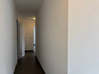 Gelijkvloers appartement met 2 slaapkamers, berging en 2 autostaanplaatsen.Het appartement beschikt over een ruime en lichtrijke woonkamer met open...
