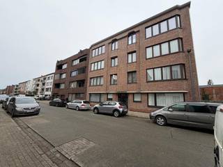<strong>Appartement op de 1e verdieping met 2 slaapkamers, terras en garage. EPC: 93 kWh/m² (label A). Beschikbaar: 01/04/2026. Gemeenschappelijke kosten: €25,00 (forfait).<br /><br />Ligging:</strong><span> centraal gelegen, dicht bij het centrum van Turnhout.</span><br /><br /><strong>Indeling:</strong><span> inkomhal met apart toilet, leefruimte, keuken, badkamer, 2 slaapkamers, berging, terras, garagebox.</span><br /><br /><strong>Omschrijving:</strong><span> Het appartement is toegankelijk via de inkomhal met ingemaakte kasten en apart toilet. Aansluitend bevindt zich de ruime leefruimte en de keuken, die is uitgerust met elektrische kookplaat, dampkap en vaatwasser. Verder bevinden zich de 2 slaapkamers en de badkamer die voorzien is van douche, bad, dubbele lavabo en toilet. Eén van de slaapkamers biedt toegang tot het terras. Er is een berging/wasplaats aanwezig met aansluiting voor wasmachine. De garagebox bevindt zich iets verder in de straat. Beschikbaar: 01/04/2026. Gemeenschappelijke kosten: €25,00 (forfait). </span>