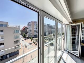 Op een topligging in Nieuwpoort-Bad, in een rustige zijstraat van de Zeedijk, bevindt zich dit lichtrijke en instapklare appartement met zuidgerichte oriëntatie en aangenaam zijdelings zeezicht.<br />Het appartement omvat een Inkomhal met berging, een badkamer met douche, lavabo en toilet, één slaapkamer, een keuken en een ruime en lichtrijke woonkamer met mogelijkheid tot het creëren van een slaaphoek.<br />De residentie beschikt over een gemeenschappelijke fietsenberging.<br />Ideaal als tweede verblijf, investering of vaste woonst aan zee.