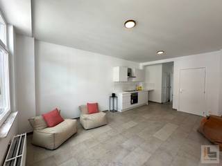 Dit appartement maakt deel uit van een kleinschalige residentie bestaande uit 4 entiteiten. <br /><br />Het appartement (oppervlakte 43 m<sup>2</sup>) bevindt zich op de 1ste  verdieping en omvat een lichtrijke leef- en woonruimte met open keuken, een nachthal met apart toilet, een slaapkamer en een aanpalende badkamer met douche en  lavabomeubel. Ideaal als investeringsvastgoed, ouders met studerende kinderen of als starterswoning!<br />Dit appartement is niet verhuurd en aldus onmiddellijk beschikbaar bij het verlijden van de akte.<br />(NOOT: de foto's die bij deze publicatie zijn van een identiek appartement op de 2de verdieping)<br /><br />Het appartement beschikt over individuele meters voor gas en elektriciteit. Voor het water is er een tussenteller voorzien.<br />EPC: 261 kWh/m2 jaar ( LABEL C)<br /><br />EXTRA TROEVEN:<br />-  individuele CV op aardgas, recente verwarmingsketel<br />-  volledig instapklaar en vrij bij akte<br />- conformiteitsattest aanwezig<br />- beperkte gemeenschappelijke kosten<br /><br />Bezoek na afspraak met Immoboss:  stefaan@immoboss.be of 0497 02 44 33<br /> 