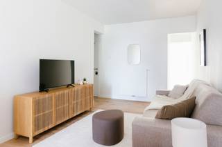 <p>Wonen in dé leukste buurt van Antwerpen?<br />Dan is dit appartement beslist iets voor u!</p>
<p>In de bruisende Zuidwijk, waar cultuur, gastronomie en gezelligheid samenkomen, ontdekt u dit stijlvolle appartement in een recent gerenoveerd gebouw. Achter de authentieke, charmante voorgevel schuilt een modern en verfijnd woonconcept, waarin comfort en energiezuinig wonen naadloos samenvloeien.</p>
<p>De ingang bevindt zich op de derde verdieping, waar u terechtkomt in de prachtige open leefruimte vol natuurlijk licht. Woonkamer, eetruimte en keuken vormen hier een harmonieus geheel, met aansluitend een inpandig terras waar u kan genieten van de buitenlucht. Verder beschikt deze verdieping over een volwaardige slaapkamer en een apart gastentoilet.</p>
<p>Via een interne trap bereikt u de vierde verdieping, waar zich de tweede slaapkamer en de stijlvolle badkamer bevinden, uitgerust met een ruime inloopdouche en wastafel met opbergmogelijkheden.</p>
<p>Kortom, een instapklaar en elegant appartement op toplocatie, ideaal voor wie comfortabel en stijlvol wil wonen in het levendige hart van ’t Zuid.</p>
<p>Interesse? Contacteer LISTED voor een bezoek: +32 3 283 51 51.</p>