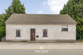 Voor meer info en foto’s, surf naar www.swevers.be – Op een toplocatie in Sint-Truiden, op een ruim perceel van 1.000 m², ligt deze charmante open bebouwing met heel wat potentieel. De woning, gebouwd in 1874, beschikt over een bewoonbare oppervlakte van ca. 98m² en werd reeds deels gerenoveerd. Zo vormt ze een ideale basis voor wie verder wil afwerken naar eigen smaak. Via de inkomhal bereikt u de ruime leefruimte van ca. 56 m², waar woonkamer, eetplaats en keuken naadloos in elkaar overvloeien. Dankzij de open indeling en aangename lichtinval vormt dit het gezellige hart van de woning. De badkamer en het gastentoilet zijn vlot bereikbaar. Vanop het gelijkvloers leidt een vaste trap naar de zolderverdieping. Op de verdieping bevindt zich reeds één slaapkamer van ca. 9 m Het resterend gedeelte van de zolderverdieping werd nog niet verder afgewerkt en biedt de mogelijkheid om eenvoudig twee extra slaapkamers, een hobbyruimte of een thuisbureau te creëren. Buiten geniet u van een oostgericht perceel waar tuinliefhebbers alle ruimte hebben om een prachtige tuin of meerdere gezellige zithoeken aan te leggen. De aanwezige stallingen vormen een extra troef en zijn ideaal als berging, stockageruimte of opslag voor fietsen en tuinmateriaal. De rustige, groene ligging wordt perfect gecombineerd met een vlotte bereikbaarheid. Openbaar vervoer ligt op slechts 100 meter, restaurants op 250 meter, winkels op 800 meter, scholen op 2,5 kilometer en de op- en afrit van de snelweg op slechts 2 kilometer. Bent u op zoek naar een karaktervolle woning met uitbreidingsmogelijkheden, een ruim perceel en een uitstekende ligging? Dan is dit een unieke kans. Voor meer informatie, bel 011 255 155. Bron bewoonbare oppervlakte: EPC – verslag. Dit pand is onderworpen aan de renovatieverplichting van de Vlaamse overheid voor residentiële gebouwen (behoudens bij sloop binnen 5 jaar na de aankoop). Consulteer voor meer informatie de website van het Vlaams Energie- en Klimaatagentschap via https://www.vlaanderen.be/een-huis-of-appartement-kopen/renovatieverplichting-voor-residentiele-gebouwen.