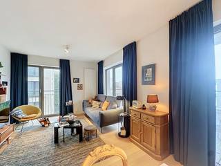 Bruxelles : Appartement 2 chambres avec terrasse.<br />Cet appartement dispose de tout le confort nécessaire et d'un accès facile à la ville.<br /><br />L'appartement se compose d'un hall d'entrée avec une toilette séparée, d'un séjour spacieux avec une cuisine ouverte et équipée, et d'un débarras.<br />De plus, cet appartement comprend 2 grandes chambres et une salle de bain avec baignoire.<br /><br />Cet appartement est fini avec des matériaux de haute qualité et, en tant que locataire, vous bénéficiez également d'un local à vélos commun. <br /><br />Charges : 150 EUR/mois pour les frais communs, le chauffage et l'eau chaude.<br /><br />Souhaitez-vous visiter cet appartement ? Veuillez demander un rendez-vous via notre site web www.dewaele.com.<br />