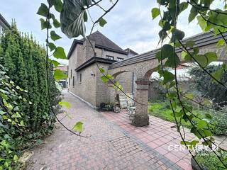 Deze stevige halfopen bebouwing in de Pastoriestraat te Sint-Andries combineert een karaktervolle uitstraling met ruimte en tal van mogelijkheden. De ramen in pastoriestijl geven de woning een tijdloos karakter, terwijl de praktische indeling en de ruime buitenomgeving heel wat troeven bieden.<br /><br />Via de inkomhal met trap en vestiaire komt u in de woonkamer, aansluitend op een veranda. Verder beschikt het gelijkvloers over een afzonderlijke, ruime keuken, een praktische wasplaats/berging en een apart toilet.<br /><br />Op de eerste verdieping bevinden zich drie slaapkamers en een badkamer met toilet. De zolder is bereikbaar via een zolderluik en biedt extra bergruimte of mogelijks slaapkamer mits voorzien vaste trap.<br /><br />Een bijzondere troef is de zijdelingse oprit die toegang geeft tot de achterliggende garagebox en twee ruime bijgebouwen. Deze bieden tal van mogelijkheden voor opslag, hobby's of een atelier. Achteraan bevindt zich bovendien een zeer grote tuin, ideaal voor wie houdt van groen, rust en ruimte.<br /><br />Gelegen in Sint-Andries, met winkels, scholen en openbaar vervoer in de omgeving, biedt deze eigendom een interessante combinatie van een praktische woonlocatie en uitzonderlijk veel ruimte rondom de woning.<br /><br />Een karaktervolle woning met drie slaapkamers, ruime bijgebouwen en een grote tuin — ideaal voor wie op zoek is naar ruimte en mogelijkheden in Brugge.