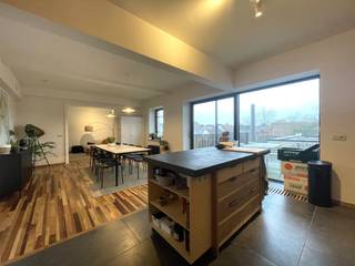 Dit prachtig, recent totaal gerenoveerde appartement is gelegen in een karaktervol gebouw tussen het Sint-Pietersstation en het UZ Gent.Een absolute...