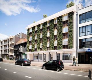 <strong>In het nieuwbouwproject ‘The Garden’, dat zich laat typeren door de groene gevel en het unieke groendak, bevindt zich een ruim penthouse appartement, gelegen op de vierde verdieping. Dit bevindt zich in het midden van het bruisende centrum van Brasschaat, met alle faciliteiten op wandelafstand!De kwalitatieve afwerking, gecombineerd met de groene leefomgeving, biedt een ultiem comfort en een rustgevende uitstraling.</strong><br /><br /><span><strong>Indeling:</strong></span><br />- Inkom met gastentoilet en handenwasser.<br />- Een lichtrijke leefruimte voorzien van grote raampartijen met toegang tot de 2 riante terrassen met panoramisch zicht over Brasschaat.<br />- Aansluitend een open keuken met mogelijkheid voor een bargedeelte.<br />- Technische berging, mede voorzien voor aansluiting van wasmachine en droogkast.<br /><br />De <span>nachthal </span>geeft uit op:<br />- Tussenruimte, ideaal als bureauruimte.<br />- Hoofdslaapkamer (ca. 15m2), met ensuite badkamer voorzien van een ligbad, inloopdouche, dubbele lavabo en toilet.<br />- Tweede en derde slaapkamer (ca. 15m2 - 12m2) en een aparte douchekamer met lavabo en douche.<br />- Vanuit de slaapkamers ook toegang tot de terrassen.<br /><br />*Het appartement zal afgewerkt worden naar uw wensen. – Reeds afwerkingsbudgetten voorzien voor o.a. vloerbekleding, keuken, sanitair… en de afwerking zal uitgevoerd worden door eigen aannemers van de verkoper. – Mits het betalen van een meerprijs kunnen er in overleg andere keuzes gemaakt worden.<br /><br /><span><strong>Algemeen:</strong></span><br />- Alle appartementen vallen onder het BEN-label (E-peil 10)! – Hierdoor kan u genieten van een vrijstelling van uw onroerende voorheffing gedurende de eerste 5 jaar.<br />- Warmtepomp d.m.v. vloerverwarming doorheen het volledige appartement.<br />- Voorzien van privatieve zonnepanelen.<br />- Ventilatiesysteem D.<br />- Optimaal geïsoleerd, zowel akoestisch als thermisch.<br />- Inclusief kelderberging.<br />- Gemeenschappelijke fietsenberging.<br />- Mogelijkheid tot het aankopen van een ondergrondse autostaanplaats.<br /><br />De voorgevel aan de Bredabaan wordt voorzien van groen met een gemeenschappelijk bevloeiingssysteem, onderhoudsvriendelijke en uniek voor het centrum van Brasschaat!<br /><strong><em>* Mogelijkheid tot aankoop aan 6% btw, mits voldaan wordt aan de wettelijke voorwaarden.</em></strong><br /><br /><em>*Dit nieuwbouwproject bestaat uit 13 BEN-appartementen en een commerciële handelsgelijkvloers.</em><br /><br />Stedenbouwkundige inlichtingen in aanvraag