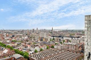 <strong>Wonen boven Antwerpen – Exclusief Panorama op de 19e verdieping</strong><br /><br />Op de 19e verdieping van Residentie Lichttoren bevindt zich dit uitzonderlijk en lichtrijk appartement met een adembenemend panoramisch uitzicht over Antwerpen.<br />De inkomhal geeft toegang tot een stijlvolle open leefruimte waar grote raampartijen het stadszicht centraal stellen. Aansluitend bevindt zich een inpandig terras, ideaal als beschutte buitenruimte in elk seizoen. De moderne open keuken is harmonieus geïntegreerd in het geheel. Het appartement beschikt over een ruime slaapkamer, een volwaardige badkamer en een privatieve berging op niveau -1.<br /><br /><strong>Bijzonderheden:</strong><br />- EPC score B<br />- Privatieve berging (-1)<br />- Autostaanplaats mee aan te kopen voor € 35.000