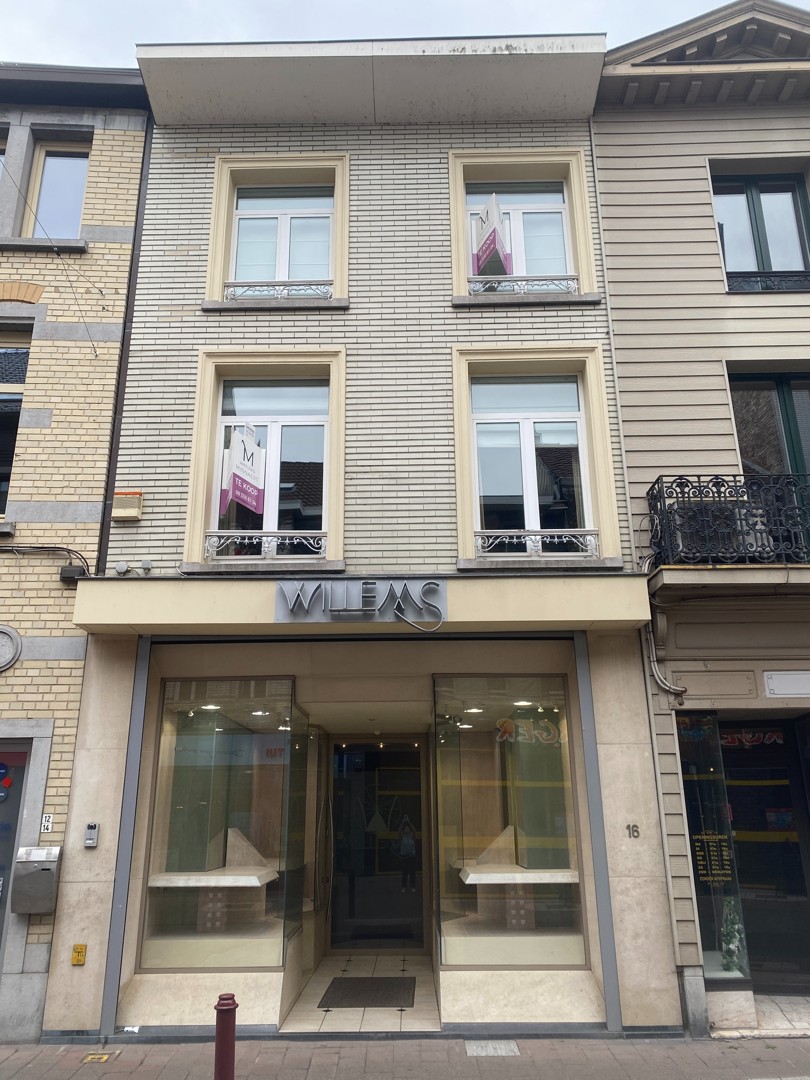 Handelspand met ruime woonst in het hart van Geraardsbergen - foto 1