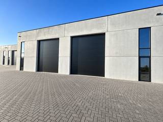 Op het bedrijventerrein Deinze Noord, vlak bij de op- en afrit van de E40 (Drongen), bevindt zich deze hoogwaardige nieuwbouw KMO-unit met een totale oppervlakte van 886 m².<br />Dankzij de uitstekende ligging geniet het pand van een uitstekende bereikbaarheid én een sterke visibiliteit vanaf de Leernsesteenweg, wat extra commerciële meerwaarde biedt.<br /><br />De unit is ontworpen met oog voor functionaliteit, duurzaamheid en comfort en beschikt over maar liefst 9 privatieve parkeerplaatsen.<br /><br /><u><strong>Kenmerken:</strong></u>
<ul>
<li>Oppervlakte: 886 m²</li>
<li>2 automatische sectionaalpoorten (5 m breed x 4,5 m hoog)</li>
<li>2 afzonderlijke toegangsdeuren</li>
<li>Industrieel gepolierde betonvloer</li>
<li>Steeldeck dakstructuur met lichtstraat voor optimale natuurlijke lichtinval</li>
<li>Aluminium buitenschrijnwerk</li>
<li>Volledig conform de huidige isolatienormen</li>
<li>Zonnepanelen (5.000 Wp)</li>
</ul>
Deze moderne KMO-unit vormt een ideale uitvalsbasis voor ondernemingen die op zoek zijn naar een ruime, energiezuinige en strategisch gelegen bedrijfsruimte met uitstekende toegankelijkheid en zichtbaarheid.<br /><br />Parking: 9 privatieve plaatsen<br />Onmiddellijk beschikbaar<br /><br />Meer informatie of een vrijblijvend plaatsbezoek?<br />Contacteer Thomas via 0475 32 51 89 of thomas@arcade-vastgoed.be
