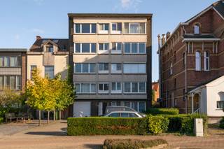 Instap klaar appartement met 2 slaapkamers en garagebox op topligging in MerksemOp zoek naar een comfortabel appartement op een toplocatie, waar winkels, openbaar vervoer en dagelijkse voorzieningen binnen handbereik liggen? Dan is dit instapklare appartement op de 3de verdieping van een kleinschalig gebouw in Merksem zeker een bezoek waard!Het appartement geniet van een uitstekende ligging net buiten het centrum van Merksem, ideaal voor wie graag alles vlakbij heeft en zich vlot wil verplaatsen.Binnenin word je verwelkomd door een aangename leefruimte op visgraatparket met veel natuurlijke lichtinval, die zorgt voor een open en lichtrijk gevoel. De praktische basiskeuken sluit mooi aan bij het geheel. Verder beschikt het appartement over twee slaapkamers en een vernieuwde badkamer, waardoor je meteen kan intrekken.Ook op technisch vlak scoort dit appartement bijzonder goed, met een gunstig EPC-label B en een elektrische installatie die conform gekeurd is. Het gebouw beschikt bovendien over een lift, wat het dagelijkse comfort alleen maar vergroot.Een absolute troef is de garagebox, die verplicht dient bij aangekocht te worden voor € 24.000. Daarnaast zijn er voor het gebouw parkeerplaatsen voorzien voor de bewoners.De gemeenschappelijke kosten bedragen 115 euro + 9 euro voor de garagebox.De troeven op een rij:Gegeerde ligging net buiten het centrum van MerksemWinkels en openbaar vervoer op wandelafstandGelegen op de 3de verdieping van een kleinschalig gebouwInstap klaar en praktisch ingedeeldLichtrijke leefruimteTwee slaapkamersVernieuwde badkamerEPC-label BElektrische installatie conform gekeurdLift aanwezig in het gebouwEigen garagebox verplicht bij aan te kopen voor € 24.000Extra parkeerplaatsen voor de bewonersEen mooie opportuniteit voor starters, koppels, kleine gezinnen of investeerders die op zoek zijn naar een instap klaar appartement met twee slaapkamers, het comfort van een eigen garagebox en de luxe van alle voorzieningen vlakbij.Interesse? Ontdek zelf de troeven van dit appartement en laat je overtuigen door de combinatie van comfort, bereikbaarheid en een praktische ligging!Graag een bezoek inplannen?☎️ 0472 74 03 15✉️ wim@lefevervastgoed.beWeergegeven oppervlakte is overgenomen van het EPC - attest en louter indicatief.