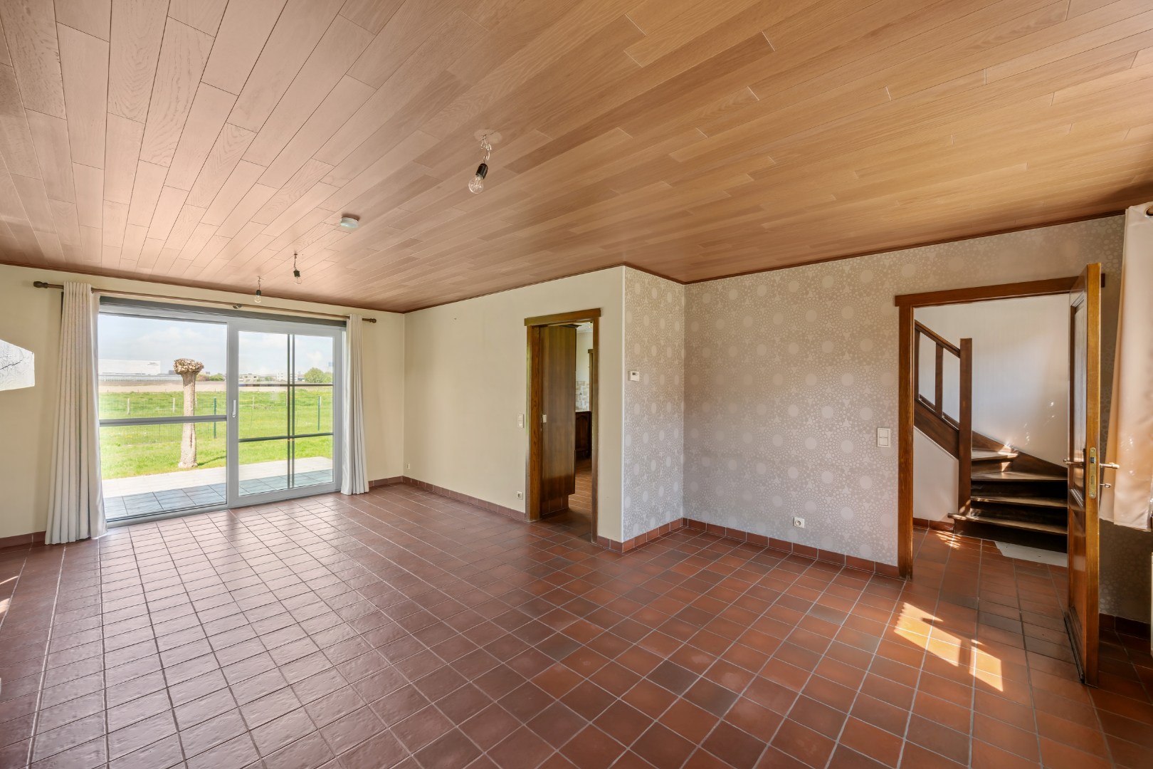 Instapklare open woning met 3 slaapkamers, garage, carport en tuin in Roeselare - foto 2