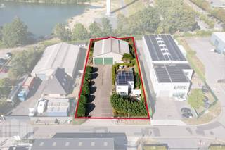 <strong>Bedrijfsterrein van 2.255 m² </strong>te koop in de industriezone van Puurs-Sint-Amands, ideaal gelegen nabij N16 en A12 met snelle verbindingen naar Antwerpen, Mechelen en Brussel.<br />Op dit <strong>volledig omheind terrein</strong> worden vandaag<strong> </strong>een loods en een gezinswoning aangeboden.<br /><br />De <strong>loods</strong>, gebouwd in 1995, beschikt over een bruikbare vloeroppervlakte van<strong> </strong>+/- 400 m² en biedt een vrije hoogte van 5 meter met een nokhoogte van 7,70 meter. Deze is o.a. uitgerust met twee grote sectionale poorten (5 m H x 5 m B), verlichting, sanitair blok, laadvoorziening voor elektrische voertuigen en een regenwaterput van 10.000 liter met pomp.<br /><br />De <strong>woning</strong>, gebouwd in 2001, heeft een bewoonbare oppervlakte van +/- 165 m² en is bijzonder verzorgd en instapklaar. Op het gelijkvloers bevindt zich een inkomhal met apart gastentoilet, leefruimte met eetkamer en open keuken met aansluitende berging. De bovenverdieping telt drie slaapkamers, extra berging, badkamer en een tweede apart toilet. De woning is hiernaast uitgerust met o.a. aluminium schrijnwerk (dubbele beglazing), aangelegde tuin met een terras van +/- 40 m², PV-installatie met 24 zonnepanelen (geplaatst in 2018), vernieuwde centrale verwarming op aardgas en onderging recente vernieuwingen waaronder een nieuwe parketvloer in de leefruimte, schilderwerken en volledig vernieuwde keuken.<br /><br />De ruime inrit biedt voldoende manoeuvreerruimte en parkeergelegenheid voor personeel en/of bezoekers. <br /><strong>Gelegen in gebied voor milieubelastende industrie</strong> en bijgevolg zeer polyvalent wat mogelijkheden en activiteit(en) betreft.<br /><br /><strong>Unieke kans in de omgeving!</strong><br /><br />Contacteer <strong>PANORAMA B2B </strong>voor meer informatie, plannen of een vrijblijvend plaatsbezoek via <strong>0477 07 30 30</strong>.