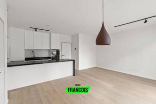 Dit appartement met twee slaapkamers is gelegen in een kleinschalige nieuwbouwresidentie nabij de Spuikom te Bredene. Deze rustige ligging biedt...