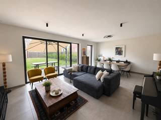 <p>Deze energiezuinige woning geniet een centrale ligging te Kortrijk en is gelegen nabij diverse winkels, Centrum Kortrijk, openbaar vervoer, … + vlotte verbinding naar autosnelwegen en verschillende invalswegen.</p>
<p><u>Indeling:</u></p>
<p>gelijkvloers</p>
<p>– inkomhal<br />– apart toilet<br />– ruime leefruimte met open ingerichte keuken + frontaal zicht naar de tuin toe<br />– aparte berging nabij keuken</p>
<p>1e verdiep:</p>
<p>– nachthal<br />– apart toilet<br />– 3 slaapkamers<br />– badkamer met ligbad, douche en badkamermeubel</p>
<p>2<sup>e</sup><span> </span>verdiep:</p>
<p>– nachthal<br />– 2 extra slaapkamers<br />– berging</p>
<p>APARTE GARAGE + TUIN &amp; TERRAS</p>
<p><u>Algemene info:</u><br />– EPC-SCORE: in aanvraag (E-peil < E30)<br />– CV op aardgas<br />– interieur woning is volledig geschilderd + voorzien van lichtarmaturen<br />– zonnepanelen aanwezig</p>
<p>Indien u meer info of een bezoek wenst, contacteer immo-deal bv: 0486 72 70 73.</p>