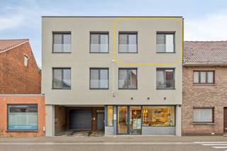 In het hart van Kruibeke vinden we dit recent gerenoveerd appartement.De indeling is als volgt:Living met open keuken, badkamer met douche,...