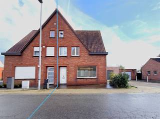 <p><span><strong>ONMIDDELLIJK VRIJ | HALFOPEN WONING MET 3 SLAAPKAMERS EN GARAGE</strong></span></p><p><span>Deze instapklare gezinswoning is rustig en aangenaam gelegen in Ruiselede, op korte afstand van diverse voorzieningen zoals een supermarkt, bakker, beenhouwer, bank en andere lokale handelszaken.</span><br /><span>De woning beschikt over 3 volwaardige slaapkamers, 2 badkamers, een onderhoudsvriendelijke tuin met terras en een ruime garage.</span></p><p><span><strong>INTERIEUR:</strong></span><br /><span>Bij het betreden van de woning komt u terecht in de inkomhal met een apart toilet. De inkomhal biedt toegang tot de leefruimte, die naadloos aansluit op de open keuken. </span><br /><span>Dankzij de aangename indeling geniet de leefruimte van een lichtrijke en open sfeer.</span></p><p><span>De keuken is volledig uitgerust met een keramische kookplaat, dampkap, combi-oven, stoomoven, koelkast, vaatwasser en een enkele spoelbak. Aansluitend bevindt zich een praktische bergruimte, ideaal voor extra opslag.</span><br /><span>Op de gelijkvloerse verdieping bevindt zich eveneens een eerste badkamer, voorzien van een ligbad en lavabo.</span></p><p><span>Op de eerste verdieping bevinden zich twee volwaardige slaapkamers en een badkamer. Deze badkamer is uitgerust met een inloopdouche, toilet en lavabo.</span><br /><span>Een derde kamer op het tweede verdiep met vaste trap, die verschillende mogelijkheden biedt en naar eigen wens kan worden ingericht.</span></p><p><span><strong>EXTERIEUR:</strong></span><br /><span>De woning beschikt over een onderhoudsvriendelijke tuin met terras. Ook is er een garage met sectionale poort.</span></p><p><span><strong>TROEVEN: </strong></span><br /><span>- 3 SLAAPKAMERS </span><br /><span>- GARAGE </span><br /><span>- TOPLIGGING </span><br /><span>- 2 BADKAMERS</span><br /><span> </span></p>