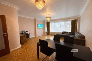 Ruim 2 slaapkamer appartement met 2 terrassen.ingedeeld als volgt;Ruime, centrale inkomhal. Vooraan gelegen woonkamer, ruime keuken met terras,...