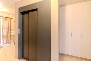<p><strong>Ruime bel-etagewoning met garage voor 5 wagens, lift, veranda en terras in hartje Retie - Epeil: B ! </strong></p>
<p>In een rustig éénrichtingsstraatje, pal in het centrum van Retie, vinden we deze ruime en praktisch ingedeelde <strong>bel-etagewoning</strong> terug. De woning combineert een centrale ligging met uitzonderlijk veel binnenruimte, een grote inpandige garage en het comfort van een <strong>lift</strong> naar de woonverdieping.</p>
<p>Een absolute troef is de <strong>bijzonder ruime garageruimte</strong> op het gelijkvloers, met plaats voor maar liefst <strong>5 wagens</strong>. Dit maakt de woning ideaal voor wie nood heeft aan veel parkeerruimte, opslagmogelijkheden of een praktische ruimte voor hobby, zelfstandige activiteit of verzamelwagens.</p>
<p>Via de <strong>natuurstenen</strong> trap bereiken we de <strong>1e verdieping</strong>, waar zich de aangename leefruimtes bevinden. De gezellige zithoek is afgewerkt met een mooie <strong>parketvloer</strong> en sluit aan op de ingerichte eetkeuken. Deze keuken is voorzien van een <strong>granieten werkblad</strong> en uitgerust met een ijskast, diepvriezer, keramische kookplaat en vaatwasser.</p>
<p>Aansluitend bevindt zich een <strong>verwarmde veranda</strong> van ca. <strong>13 m²</strong>, gelegen aan de zuidoostelijke zijde. Van hieruit is er toegang tot het <strong>ruime terras</strong> van ca. <strong>34 m²</strong>, waar u heerlijk kan genieten van licht en buitenruimte. Een gedeelte is overdekt, wat extra comfort biedt bij wisselvallig weer.</p>
<p>Op deze verdieping bevinden zich ook een <strong>wasplaats, 1 slaapkamer</strong>, een apart toilet en een <strong>badkamer</strong> met douche en enkele wastafel. De woning beschikt bovendien over ingebouwde kasten, wat zorgt voor extra bergruimte en een nette afwerking. De wasplaats is ook langs buiten bereikbaar via het overdekte terras.</p>
<p>Op de <strong>2e verdieping</strong> is er nog een <strong>ruime slaapkamer</strong>. Deze verdieping biedt bijkomende mogelijkheden als slaap-, hobby-, bureau- of polyvalente ruimte.</p>
<p>Een zeer <strong>grote meerwaarde</strong> aan deze woning is de aanwezige <strong>lift</strong>, die vertrekt vanuit de garageruimte op het gelijkvloers en stopt op de eerste verdieping. Dit is bijzonder praktisch voor boodschappen, maar biedt ook extra comfort naar de toekomst toe.</p>
<p><strong>Bijzonderheden</strong></p>
<ul>
<li>Centrale ligging in het centrum van Retie</li>
<li>Gelegen in een rustig straatje met éénrichtingsverkeer</li>
<li>Garage van ca. <strong>146 m²</strong>, geschikt voor <strong>ongeveer 5 wagens</strong></li>
<li><strong>Lift</strong> van het gelijkvloers naar de eerste verdieping</li>
<li>Bouwjaar: <strong>2002</strong></li>
<li>Verwarming op gas</li>
<li>Inkomhal en trap afgewerkt met natuursteen</li>
<li>Overal rolluiken, deels elektrisch en deels manueel</li>
<li>Verwarmde veranda van ca. <strong>13 m²</strong></li>
<li>Ruim terras van ca. <strong>34 m²</strong></li>
<li>Zuidoostelijke oriëntatie</li>
<li>Ingebouwde kasten aanwezig</li>
</ul>
<p></p>
<p><strong><em>Ideaal voor wie wonen in het centrum wil combineren met veel parkeerruimte en comfort!</em></strong></p>