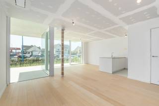 Profitez du luxe et de la durabilité dans ce magnifique appartement neuf situé à quelques pas de la mer. Le salon spacieux avec cuisine ouverte moderne forme un ensemble lumineux qui s'intègre parfaitement à la grande terrasse pour une sensation de vacances optimale. Cet appartement énergétiquement efficace est prêt pour l'avenir grâce à un certificat EPC A et au chauffage géothermique. Avec deux chambres spacieuses, un débarras séparé pratique et un local à vélos commun, tout le confort a été pensé. De plus, il est possible d'acheter un garage. Une occasion unique d'acquérir une propriété élégante et sans souci sur la côte !