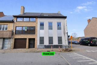 Deze woning is gelegen nabij het centrum van Poperinge op wandelafstand van lokale handelaars, openbaar vervoer, scholen enz.Op het gelijkvloerse...