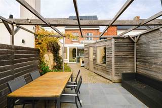 <p><span>GREMBERGEN - Op zoek naar een instapklare woning met zeer grote garage te koop te Grembergen? Dan is dit pand misschien iets voor u!</span></p><p><span> </span></p><p><span>De belangrijkste troeven zijn alvast: </span></p><ul><li><span>Instapklare woning</span></li><li><span>Ruime leefruimte en keuken </span></li><li><span>Grote oprit en grote garage/magazijn (85m²) achteraan </span></li><li><span>Aanwezigheid zuidgerichte, diepe tuin</span></li><li><span>Airco (warmtepomp) benedenverdieping en master bedroom</span></li></ul><p><span> </span></p><p><span>De indeling gaat als volgt: </span></p><p><span>U komt binnen via de inkomhal waar u de grote en lichtrijke leefruimte betreedt. Via de leefruimte bereikt u de keuken met eetplaats en groot schuifraam naar het terras. </span></p><p><span>Verder heeft u de badkamer (met lavabo, bad en toilet). Achteraan is nog een grote wasberging. </span></p><p><span> </span></p><p><span>Op de eerste verdieping bevinden zich 3 ruime slaapkamers en een toilet. </span></p><p><span> </span></p><p><span>De tweede verdieping is bereikbaar via een vaste trap en werd volledig afgewerkt. Hier bevinden zich nog twee zolderkamers. </span></p><p><span> </span></p><p><span>Buiten werd de tuin volledig opnieuw aangelegd met diverse terrassen en groen, die u ook toegang verleent tot de grote garage van 85m². Deze biedt plaats aan twee auto's en extra bergruimte. </span></p><p><span> </span></p><p><span>De woning is voorzien van zonnepanelen.</span></p><p><span> </span></p><p><span>Achteraan is de woning gelegen langs de rustige en pittoreske scheldedijk. Ideaal voor mooie wandelingen of fietstochten! </span></p><p><span> </span></p><p><span>Kortom, dankzij al deze troeven is dit de ideale woning voor een gezin! Interesse? Contacteer dan snel Axel Lenaerts Waasland voor een bezoek ter plaatse! VP 379.0000</span></p>