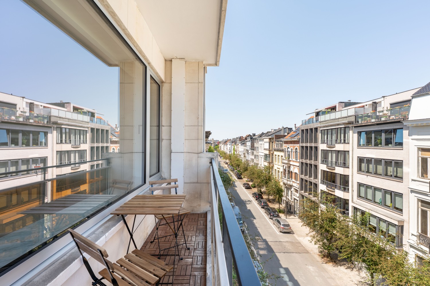 Welkom in dit stijlvol gerenoveerd appartement in het Zuid van Antwerpen. - foto 2