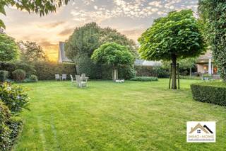 Deze gezellige woning betreed je via de inkomhal met gastentoilet, en via een stijlvolle zwartmetalen glazen deur kom je zo verder tot in de...