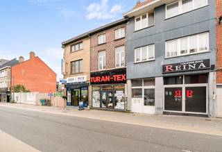 Dendermondsesteenweg 33, 9000 Gand<br /><br />Dans un excellent emplacement commercial, à seulement 200 mètres de la gare Dampoort (Gand), nous trouvons cette maison de commerce avec habitation. Idéal pour ceux qui souhaitent combiner vie privée et vie professionnelle ou qui recherchent un investissement rentable.<br /><br />Le rez-de-chaussée se compose d'un espace commercial d'environ 100 m² avec une vitrine de 5 mètres de large. À l'arrière se trouve un espace de stockage pratique.<br />Un escalier fixe vous permet d'accéder à la partie habitation. Au premier étage, la maison dispose d'un salon lumineux (21 m²), d'une cuisine (12 m²) et d'une salle de bains.<br />Le deuxième étage compte deux chambres spacieuses (16 m² et 13 m²). <br /><br />Atouts :<br /><br />- Emplacement idéal à 200 m de la gare de Dampoort<br />- Arrêt de bus devant la porte<br />- Emplacement commercial avec magasins et commodités à proximité immédiate<br />- Espace commercial ±100 m²<br />- Combinaison commerce &amp; habitation<br /><br />Une opportunité unique pour les indépendants, les professions libérales ou les investisseurs à la recherche d'un immeuble commercial stratégiquement situé et offrant un confort de vie.<br /><br />Intéressé ? Contactez Ilhan au 0489 27 20 72 pour plus d'informations ou pour une visite sur place.