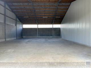 Deze opslagruimte (nr.3) is gelegen vlakbij het centrum van Brecht en de op- en afrit van de E19 Antwerpen-Breda.<br />De unit heeft een oppervlakte van 250m² (25m x 10m) en is bereikbaar via een schuifpoort.<br />De vrije hoogte aan de zijkant bedraagt +/-4,30m tot een nokhoogte van +/- 6,80m. <br />De unit is voorzien van een gepolierde betonvloer en elektriciteit met een aparte tussenmeter. <br />Er is geen isolatie, verwarming of sanitair aanwezig.<br />Huurprijs: 995 euro excl. BTW<br />Beschikbaar: 01 december 2025<br />Meer informatie kan u bekomen op via ons kantoor.