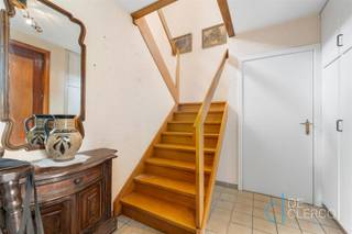 <p><span>Deze woning is gelegen in het landelijkste gebied van Lochristi-Zeveneken met een wijds zicht op de velden en het groen. Op slechts 10 minuten rijden staat u in het centrum met alle voorzieningen nabij alsook de oprit van de autostrade. </span></p><p><span>Het huis wordt betreden langs de inkomhal met vestiaire en gastentoilet. Verder bevindt zich een gezellige living opgedeeld in een zithoek en eetruimte door de haard. De leefruimte wordt verlengd met een lichtrijke veranda die uitgeeft op de tuin. De keuken is ingericht met de basistoestellen (kookplaat en dampkap) met aanpalend een praktische berging in combinatie met wasplaats. Dankzij een eerste slaapkamer en badkamer op het gelijkvloers kan de leefomgeving zich perfect op de benedenverdieping afspelen, ideaal voor minder mobiele inwoners. Op de eerste verdieping zijn er 2 volwaardige slaapkamers aanwezig en een zolderberging. De woning wordt aangevuld met een grote garage, perfect als extra berging of voor het parkeren van de wagen, voor én naast de woonst zijn extra parkeerplaatsen voorzien. Het perceel met een indrukwekkende oppervlakte van 1.572m² is voorzien van een aangelegde tuin. De woning wordt verwarmd op stookolie - EPC E. </span></p><p><span>Kortom biedt deze woning een enorm potentieel met modernisering naar eigen smaak! Het grootste voordeel is de goede ligging van dit grote perceel aan de rand van Lochristi, omringd door groene weilanden om te genieten van privacy en rust, terwijl u toch dicht bij voorzieningen bent. De verkoopprijs van deze woning bedraagt 375.000 euro, exclusief registratierechten. </span></p><p><span>Maak nu uw afspraak via hendrik@vastgoed-dc.be of de website</span></p>