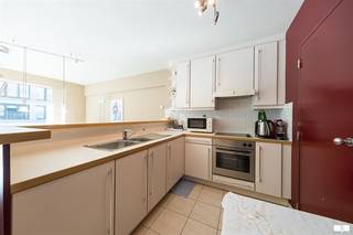 Appartement lumineux de deux chambres situé dans le centre commercial de Middelkerke, à proximité de la mer. Agencement : hall d’entrée avec...