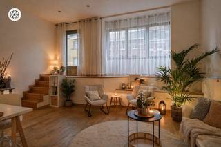 <p>Volledig gerenoveerde woning met terras en 2 slaapkamers, gelegen achter een karaktervolle gevel van een voormalige slagerij. De woning werd smaakvol vernieuwd met aandacht voor degelijke materialen en een praktische indeling.<br /><br />INDELING:<br />Inkomhal met toegang tot een ruime slaapkamer op het gelijkvloers. Verder bevindt zich hier de badkamer met douche en dubbele wastafel, aansluiting voor wasmachine en droogkast, een gastentoilet en een technische berging.<br /><br />Op de eerste verdieping bevindt zich de lichtrijke leefruimte met open keuken. Aansluitend is er een zuidgericht terras, ideaal om buiten te genieten.<br /><br />De bovenste verdieping beschikt over een zeer ruime slaapkamer met douchekamer, met de mogelijkheid om deze op te splitsen in twee kamers.<br /><br />Een verzorgde en instapklare woning met een praktische indeling, ideaal voor wie comfortabel wil wonen in een karaktervol pand.<br /><br />Bezoek na afspraak met Immo Beguin<br />✉️ info@immobeguin.be</p>