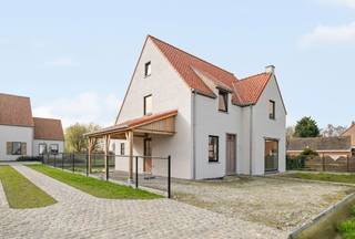 Deze charmante nieuwbouwvilla op lot 1 aan de Diksmuidesteenweg in Hooglede is volledig opgebouwd en zal nu binnenin nog verder door Dumobil op maat van de klant afgewerkt worden. Een unieke kans voor een woning op maat op korte termijn! Plan je bezoek in met onze bouwadviseur. Hier krijg je de mogelijkheid om de charme van een landelijke bouwstijl te combineren met het comfort van de nieuwste technieken. Het perceel van 590 m² is toegankelijk via een inrit met een dreef. De woning combineert charme met modern comfort en is voorzien van een ruime carport, een aparte berging en wasplaats. Er is een zithoek die overloopt in de eetruimte en de open keuken met keukeneiland die uitkijkt op de tuin. Er is een apart toilet op het gelijkvloers en de 1ste verdieping. De zonovergoten tuin is ideaal zuidelijk georiënteerd. Op de eerste verdieping vind je drie ruime slaapkamers en verder via de vaste trap een lichtrijke zolder. Deze nieuwbouwvilla is voorzien van een warmtepomp wat ervoor zorgt dat je heel energiebewust en duurzaam kan verwarmen en koelen. Daarbij sta je door de strategische ligging in een mum van tijd in Roeselare of Staden.<br /><br />Contacteer ons voor meer info of een bezoek: 051 40 10 12 – villabouw@dumobil.be - www.dumobil.be/nl/villabouw/bouwgronden/villaprojecten-hooglede-diksmuidesteenweg<br />