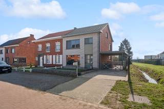 Rustige ligging op fietsafstand van centrum LokerenVolledig gerenoveerd door de eigenaars (vanaf 2007)Zuidgerichte tuin met zonnig terras3...