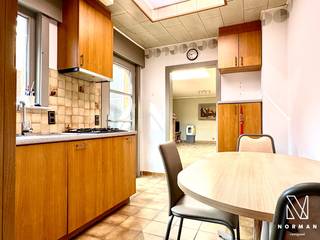 Welkom in deze gezellige gezinswoning met 4 slaapkamers, garage én tuin, gelegen op een centrale ligging in het hart van Kuurne!<br /><br />Bij het betreden van de woning komt u binnen in de aangename inkomhal. Aansluitend bevindt zich de ruime, lichtrijke leefruimte. Verder is er de lichtrijke keuken, uitgerust met alle nodige toestellen.<br />Het gelijkvloers beschikt eveneens over een kelder en een badkamer, uitgerust met een douche en wastafel.<br /><br />Op de eerste verdieping bevinden zich drie volwaardige slaapkamers.<br />Bovendien is er nog op de met vaste trap bereikbare zolder een vierde slaapkamer.<br /><br />De volledig omheinde en onderhoudsvriendelijke diepe tuin biedt alle rust en privacy. Daarnaast is er een tuinhuis aanwezig, ideaal als extra opbergruimte, evenals een gezellig terras waar u heerlijk kunt genieten van het buitenleven.<br /><br />Deze eigendom biedt een uitstekende basis om volledig naar eigen smaak en wensen vorm te geven.<br /><br />Troeven:<br />+ Garage<br />+ Diepe tuin<br />+ 4 slaapkamers<br />+ Centrale ligging