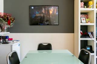 Wens je graag te wonen in de gezellige drukte van de Stad, te winkelen in de bekende winkelstraten om de hoek (Hopland, Meir, ...), gezellig iets gaan eten of drinken, of gewoon thuis ontspannen in een ruime en lichte living? Dan is dit 1 slaapkamer appartement perfect voor jou! Bovendien is het Centraal Station, Rooseveltplaats, het Operaplein, het Stadspark op enkele stappen van de deur verwijderd. Het appartement is gelegen op de 2de verdieping van een verzorgd gebouw. Indeling als volgt: inkomhal met apart toilet , living met ingerichte half open keuken , badkamer met douche lavabo en plaats voor wasmachine/ droogkast. Achteraan in het appartement vinden we de ruime slaapkamer terug met een klein terrasje. Het volledige appartement is voorzien van een charmante parketvloer! Ook is er de mogelijkheid tot aankoop van een ondergrondse parking. Het appartement is momenteel verhuurd aan een stabiele huurder. Ideaal als investering of eerste bewoning. <br />EPC: 99 kWh/m² - G-score: A, P-Score: A, Sted.info: in aanvraag. Meer informatie of een bezoek ter plaatsen? www.walls.be of contacteer ons voor een afspraak.