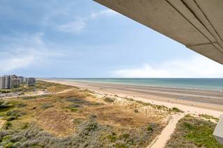 <p>Gelegen op de negende verdieping van de volledig gerenoveerde Residentie Montréal, geniet dit appartement van een uitzonderlijke ligging vlak bij het strand en de Esplanade. Ook het centrum van De Panne bevindt zich op wandelafstand.<br /><br />De zuidwestelijke oriëntatie zorgt voor een optimale zoninval vanaf de namiddag tot de avond.<br />Vanuit de leefruimte en het terras geniet u van een prachtig panoramisch uitzicht op de zee en de duinen.<br /><br />De indeling omvat een inkomhal met gastentoilet, een ruime en lichtrijke leefruimte met grote raampartijen en toegang tot het zonneterras, een open keuken, een badkamer met ligbad en lavabo en twee volwaardige slaapkamers.<br /><br /><strong>Pluspunten :</strong></p>

<ul>
	<li>Topligging aan het strand en de Esplanade</li>
	<li>Volledig gerenoveerde gevel</li>
	<li>Nieuw buitenschrijnwerk</li>
	<li>Zonnige zuidwestelijke oriëntatie</li>
	<li>Panoramisch uitzicht op zee, duinen en natuurgebied</li>
</ul>

<p><br />Mogelijkheid tot aankoop van een ondergrondse garage.<br />Vraagprijs : € 60.000</p>