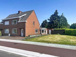 Te renoveren maar charmante en ruime woning met mooie tuin op een perceel van 765m². Bent u op zoek naar een woning die u volledig naar eigen smaak kunt verbouwen? Dan is deze knusse en lichte woning zeker een bezoek waard. Gelegen op een mooi perceel met aangename tuin biedt deze woning een handige indeling, veel natuurlijke lichtinval en tal van mogelijkheden voor wie op zoek is naar een gezellige thuis met toekomstpotentieel. De woning beschikt over een praktische basisstructuur die zich uitstekend leent voor renovatie en modernisering. Dankzij de ruime lichtinval en de doordachte indeling vormt dit de ideale basis om een warme en eigentijdse gezinswoning met een mooie bewoonbare oppervlakte te creëren. Qua indeling omvat het gelijkvloers een inkomhal, grote leefruimte, eetkamer, keuken, badkamer, wasplaats en berging. De eerste verdieping beschikt over een nachthal en 3 slaapkamers. Buiten geniet u van een leuke tuin waar kinderen naar hartenlust kunnen spelen en waar u in alle rust kunt ontspannen. Het perceel biedt bovendien extra mogelijkheden voor verdere inrichting of uitbreiding volgens uw wensen. Dit alles gelegen op een verbindingsweg tussen Voortkapel en Morkhoven, doch op fietsafstand van al het nodige. Een ideale opportuniteit voor starters, jonge gezinnen of handige doe-het-zelvers die op zoek zijn naar een woning met groeipotentieel. Renovatieplicht van toepassing. Stedenbouwkundige inlichtingen in aanvraag.