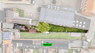 Deze verrassend ruime woning is gelegen pal in het centrum van Poperinge. De woning deed vroeger dienst als bakkerij, wat zorgt voor extra ruimte...