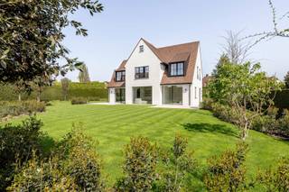 Prachtig gerenoveerde villa op een zeer rustige en residentiële ligging. Eigentijdse afwerking en veel lichtinval.Indeling: inkomhal met gastentoilet...